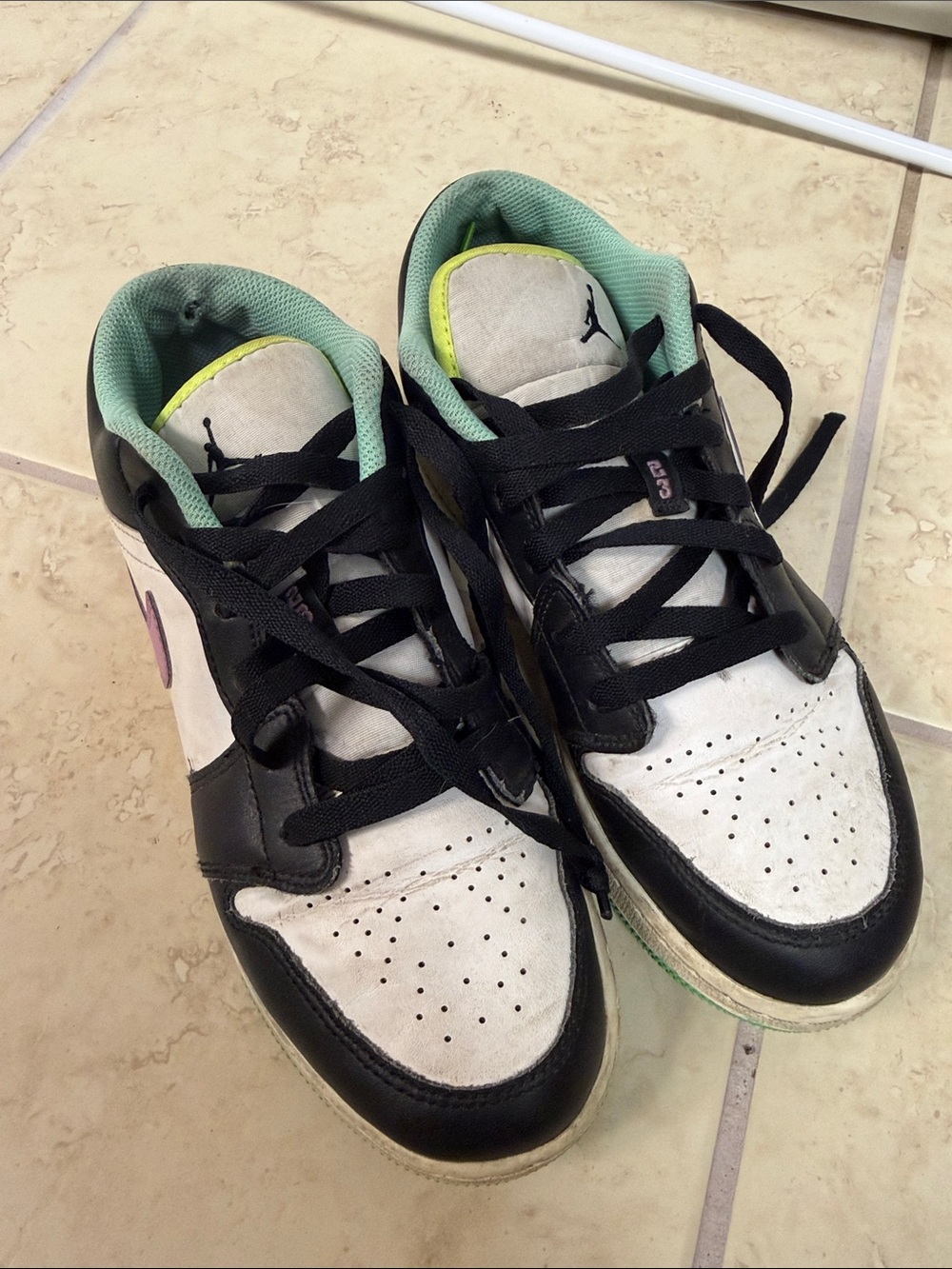 Nike Low-Top Sneakers in White, Black & Mint Green